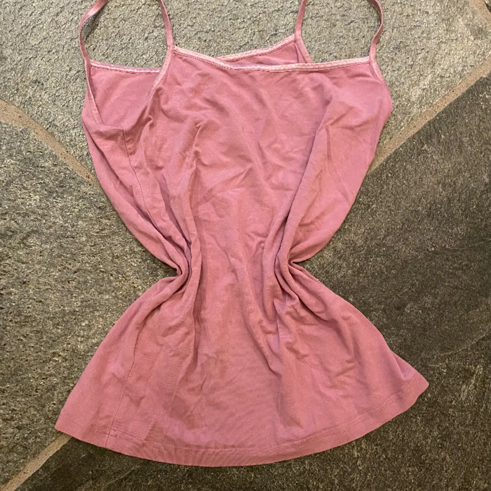 Ett snyggt rosa linne med smala band från Espirit i storlek S/M🌸 linnet är i mycket bra skick!. Toppar.