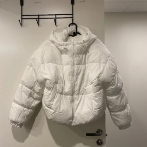 Vit puffer jacket  - Kortare modell så går INTE ner över rumpan! Sjukt fin och fluffig jacka använd ett tillfälle! Har en liten sminkfläck på kragen (se bild 3) 