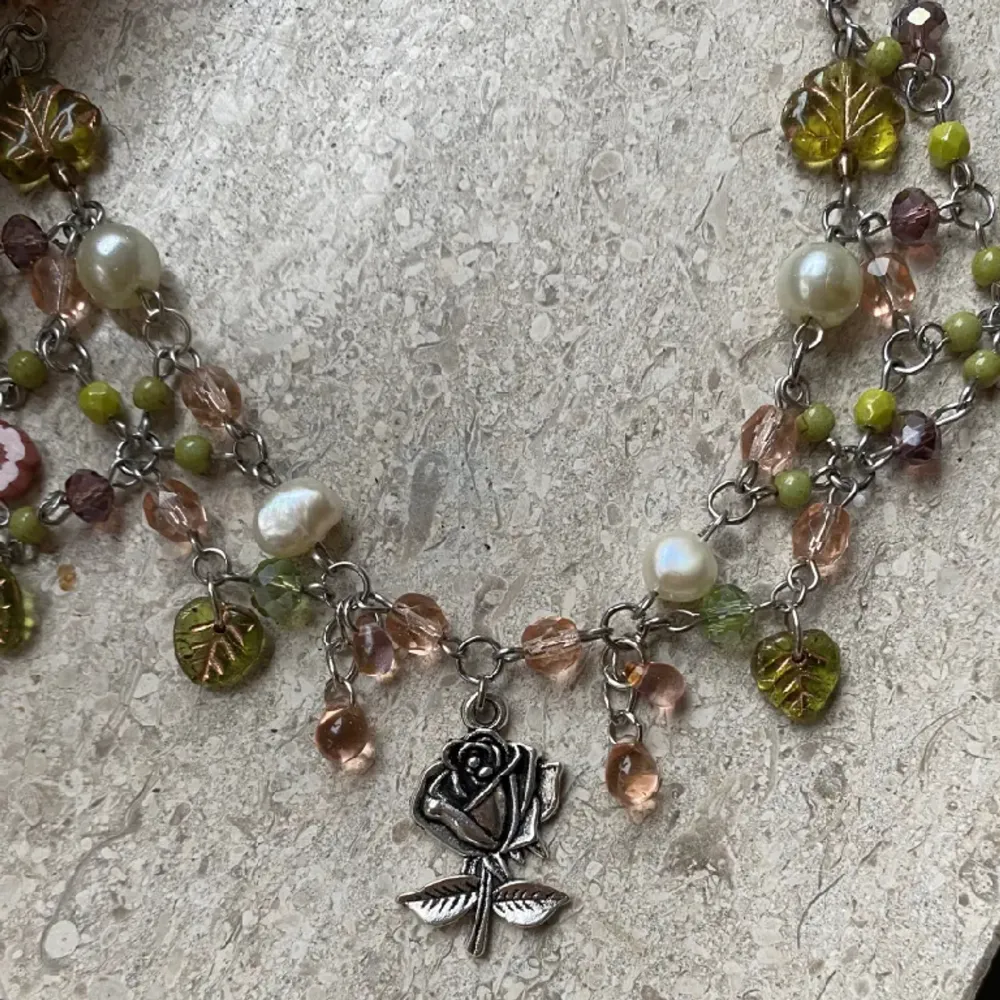 Halsband med en rosberlock, recycled sötvattenpärlor och vackra tjeckiska glaspärlor🌹🌿💕 frakt 15kr🫶✨. Accessoarer.