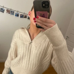 Stickad tröja - Stickad tröja med dragkedja från Gina Tricot! Endast använd en gång nypris 400kr💗💗