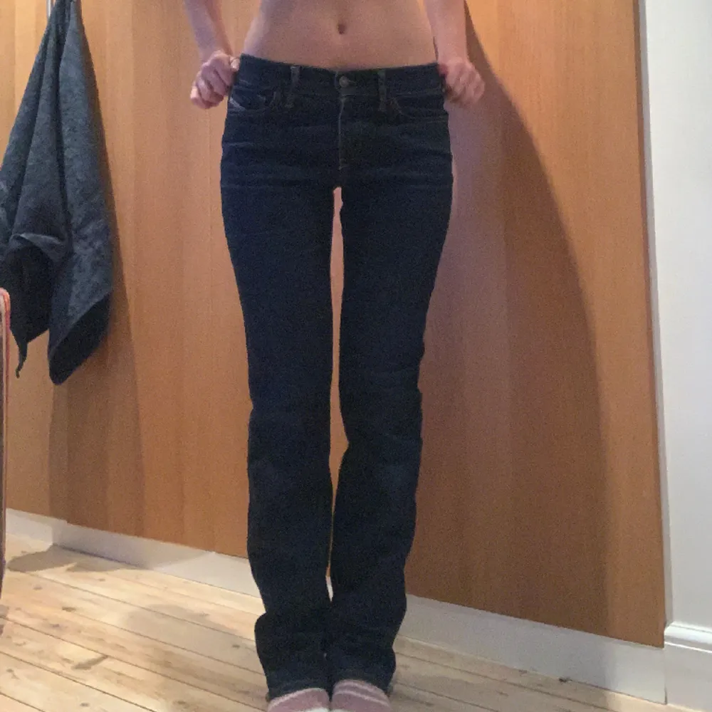 Säljer dessa skitsnygga diesel jeans i en mörkblå tvätt med gula sömmar! Dem är i W27 L32 och funkar på någon mellan 165-173 ish (jag är 169cm och dem är lite långa). Dem är bootcut. Säljer då de inte kommer till användning helt enkelt💞💞. Jeans & Byxor.