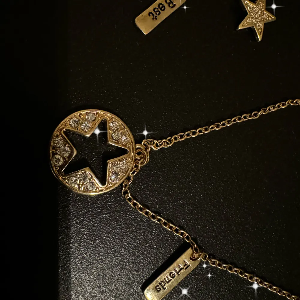 Couple necklaces for you and your best friend. Accessoarer.