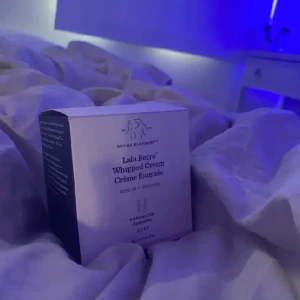 Drunk Dlephant Lala Retro Whipped Cream  - Säljer denna helt oanvända krämen från Drunk Elephant eftersom att det inte kom till användning ❤️ nypris ca. 750 säljer den för 400 ❤️