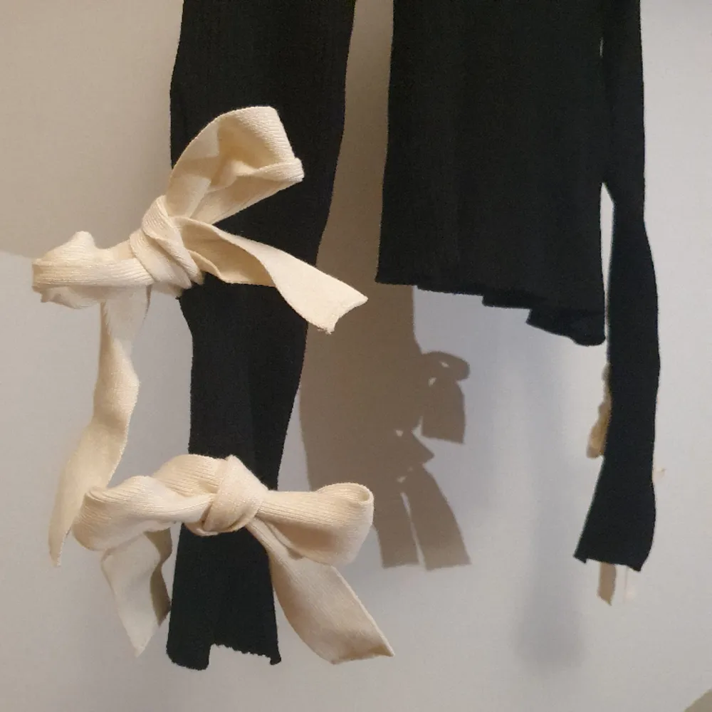 Svart ribbstickad tröja från Zara med vita rosetter man knyter själv (och kan därav anpassa utseendet) 🎀 Verkligen superfin men har bara använt den ett fåtal ggr så hoppas den kommer till användning hos någon annan 💗 hör av er vid frågor! . Tröjor & Koftor.