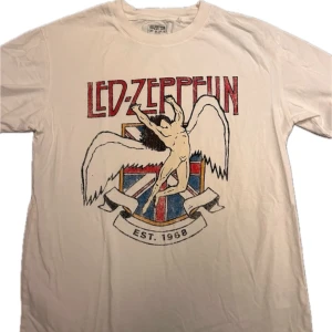 Vit tshirt - Vit tshirt från Carlings. Aldrig använd och köpt för något är sen