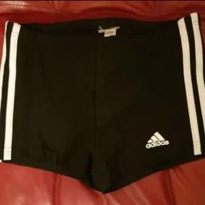 Badbyxor Adidas  - Lappen är avklippt 