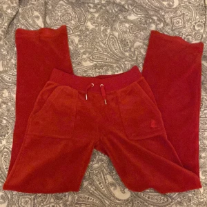 Röda juciy byxor❤️ - Jätte bra sick,nytt sick säljer för jag inte har andvändig av dom längre❤️
