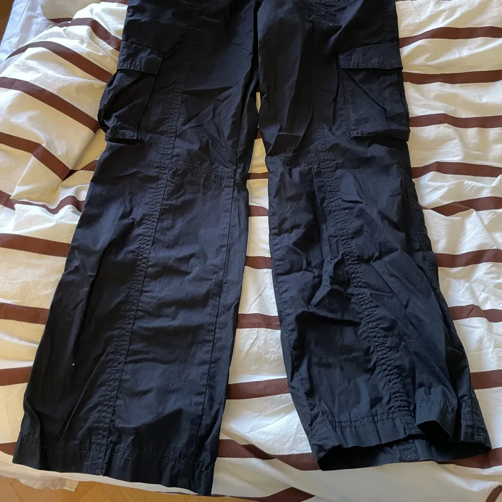 Svarta raka cargobyxor från Gina Tricot. Köparen står för frakten 💌. Jeans & Byxor.
