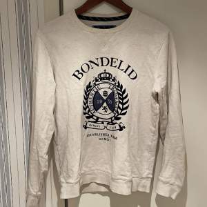 Tjena! Säljer nu min riktigt sköna tröja från Bondelid!  Stilren och klassisk design Storlek small och är true to size! Använt skick därmed priset!