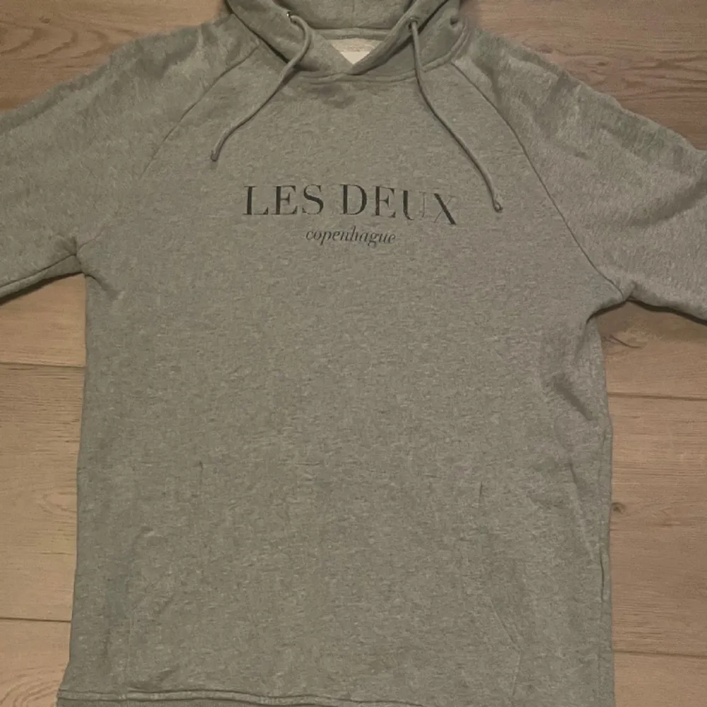 Säljer denna mysiga och stilrena hoodie, ifrån Les Deux, eftersom den är för liten för mig. Skicket är väldigt bra, då jag inte har använd den såpass mycket.. Hoodies.