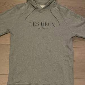 Säljer denna mysiga och stilrena hoodie, ifrån Les Deux, eftersom den är för liten för mig. Skicket är väldigt bra, då jag inte har använd den såpass mycket.