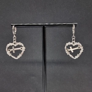 Handgjorda örhängen  - Handgjorda örhängen ● 💎Material- rostfritt stål och zinklegeringar ● Längd -4,5cm 🎨Köp for 70kr/st eller 90kr/paret