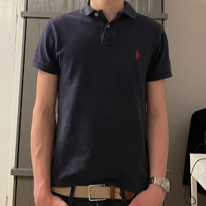 Ralph lauren Piqé  - Mörkblå Polo Ralph Lauren piqé. Nypris 1199kr mitt pris 199kr. Skick 9/10. Frågor? Skriv!