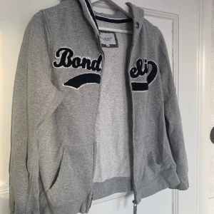 Vintage luvtröja - En grå luvtröja med dragkedja från Bondelid, är storlek M men sitter mer som S.