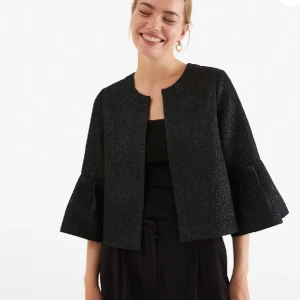 Silvrig blus  - Säljer denna jättefina silvriga blus ifrån Kappahl, använd endast 1 gång. 🥂 OBS den första bilden är på samma modell fast i svart!!! 