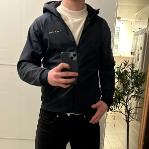 Sail Racing Jacka - Säljer en Sail Racing Jacka i fleecematerial som passar perfekt som vår/sommar jacka. Regular fit.  Bara att höra av sig vid eventuella frågor eller funderingar!