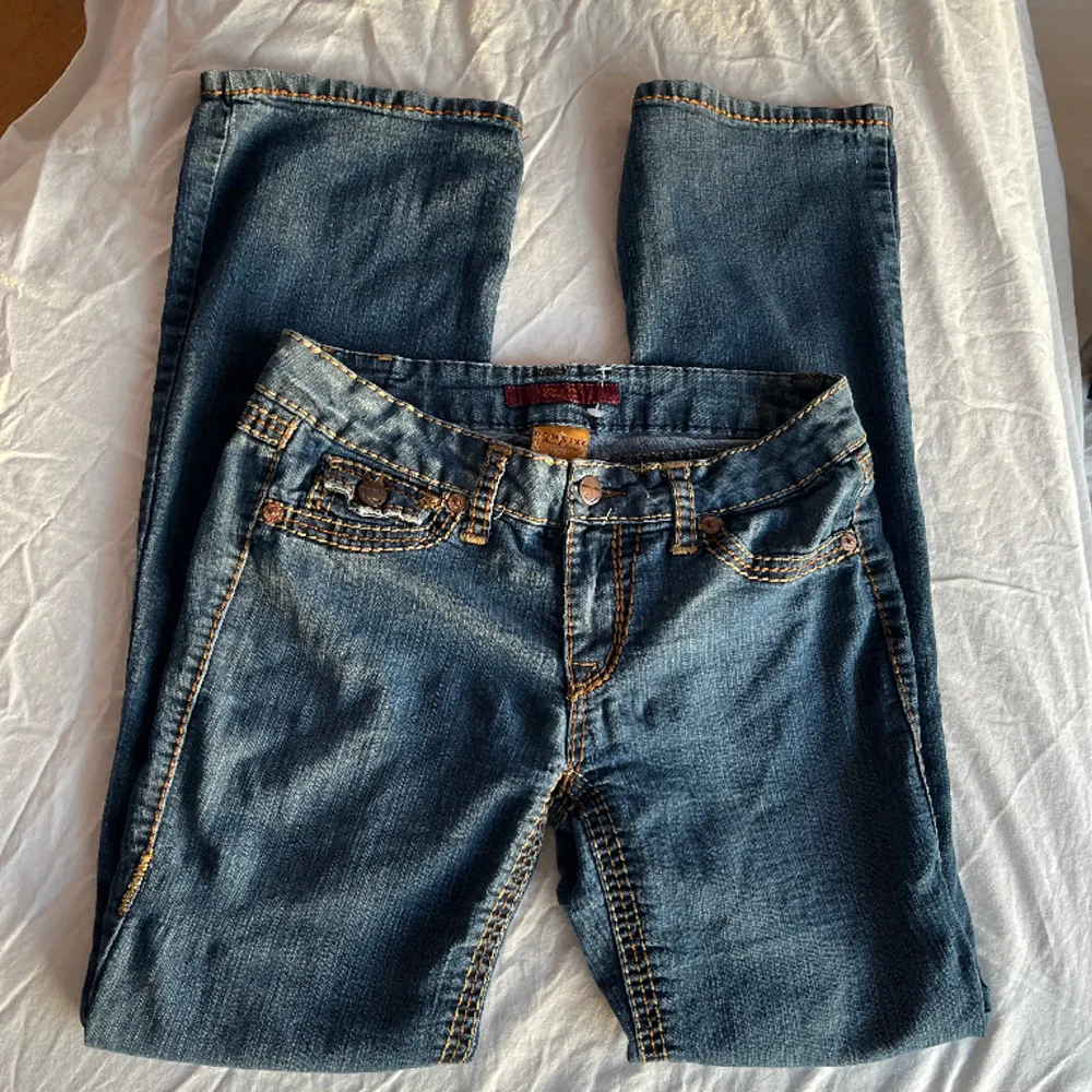 Jättefina low waisted bootcut jeans!💞 Köpte dem i Köpenhamn men passar tyvärr inte då dem är för korta. Jeansen har superfina fickor med fina detaljer! Märket där jeansen är ifrån finns inte att hitta! Pris kan diskuteras, skriv privat💞🥰. Jeans & Byxor.