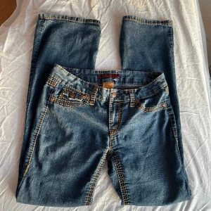 Bootcut jeans - Jättefina low waisted bootcut jeans!💞 Köpte dem i Köpenhamn men passar tyvärr inte då dem är för korta. Jeansen har superfina fickor med fina detaljer! Märket där jeansen är ifrån finns inte att hitta! Pris kan diskuteras, skriv privat💞🥰
