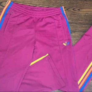 Adidasbyxor - Färg glada Adidasbyxor i en gammal modell som inte går att få tag på nya, lågmidjade och straight leg