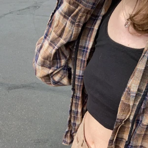 brun flanellskjorta  - så najs brun rutig skjorta med en svart luva! köpt här på plick och i bra skick trots det💪sitter oversized på mig som vanligtvis har S. hojta till så fixar jag fler bilder