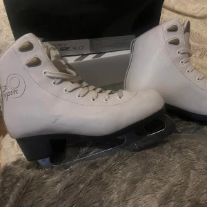 Skridskor  - Gamla skridskor skor som inte kommer till användning idag 