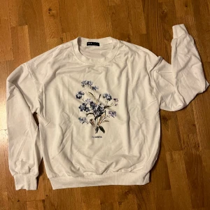 Tröja från Shein - Söt tröja  Storlek S  Prisförslag  Frakt tillkommer 