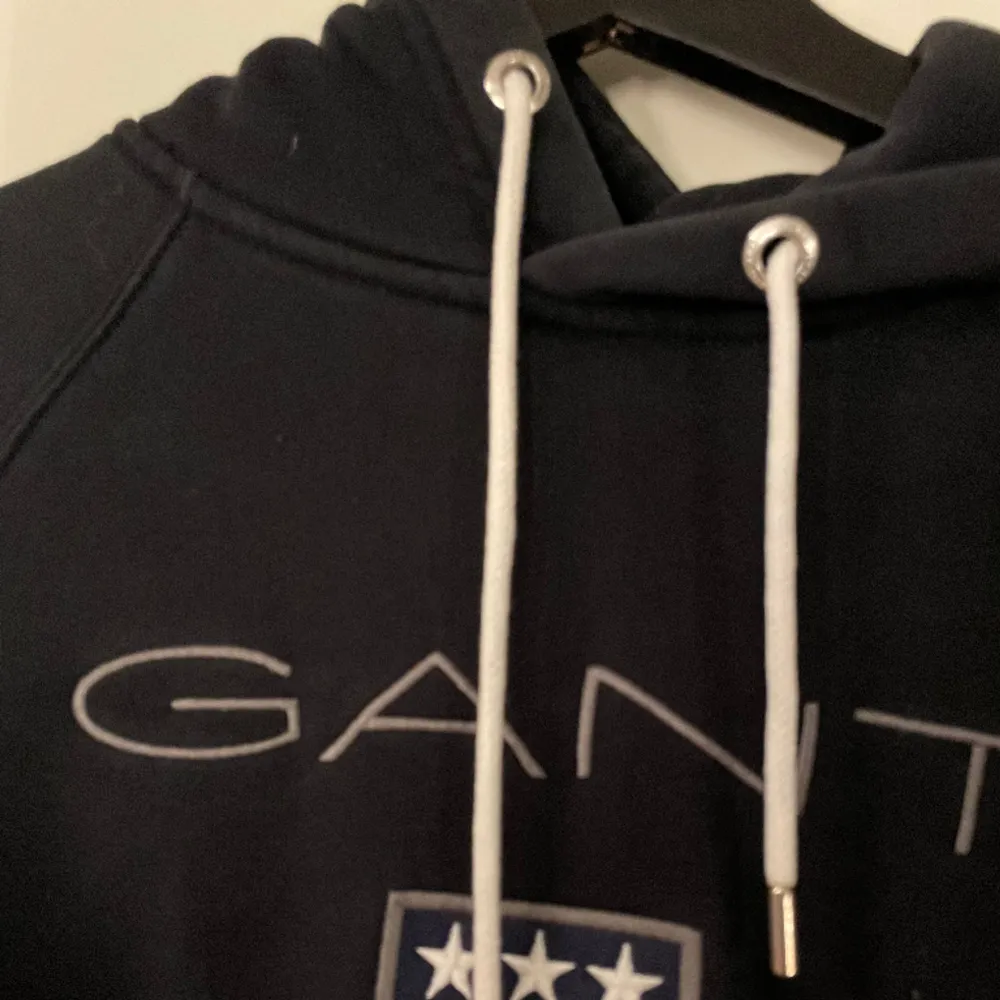 Svart Gant hoodie i bra skick!💓. Hoodies.