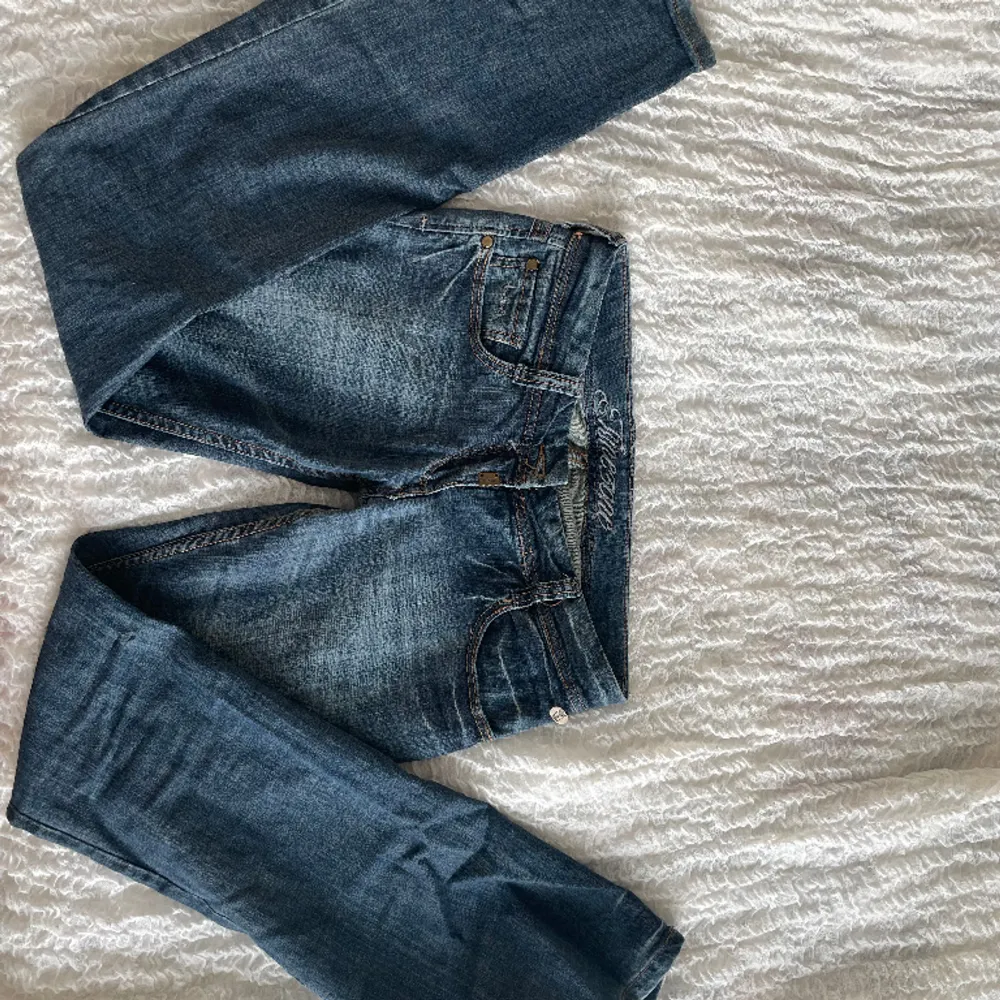 Mellanblå lågmidjade jeans från Timezone. Utsvängda ben. I nyskick💘 Midjemått: 41 tvärs över Innerbenslängd: 88. Jeans & Byxor.