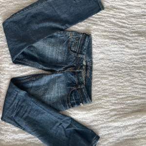 Mellanblå lågmidjade jeans från Timezone. Utsvängda ben. I nyskick💘 Midjemått: 41 tvärs över Innerbenslängd: 88