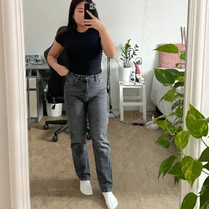 Zara jeans  - Grå zara straight legs jeans, högmidjad. Använd endast en gång, bra längd på mig som är 157. Skriv vid minsta fundering💕