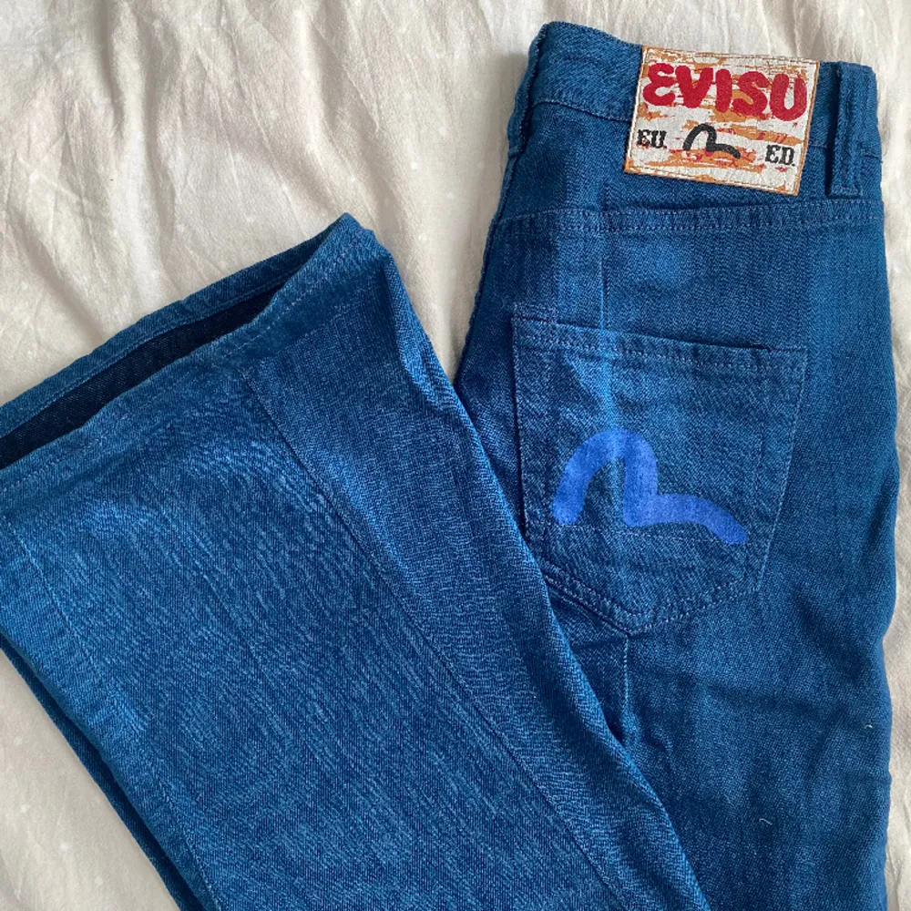 Bootcut, midwaist jeans från evisu i en klarblå färg. Jeans & Byxor.