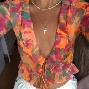 Knytblus från Bik Bok - Supersöt knytblus från BikBok som inte säljs längre, aldrig använd, strl xs, färgen är som sista bilden❤️