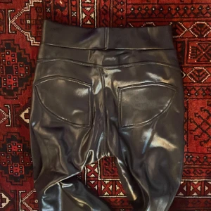 Lackleggings med fickor  - Lackleggings xs/s