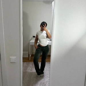 Juicy couture byxor  - Juicy byxor med fickor i färgen thyme. Storlek XS passar även S. Helt oanvänd, prislappen på! Priset går att diskutera. 