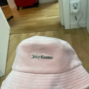 En oanvänd buckethat från Juicy Couture 