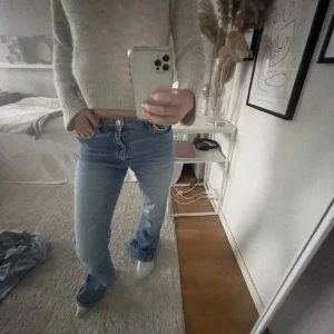 Blå bootcut jeans - Snyggaste bootcut jeansen! Bra skick endast ett hål på bakfickan av ena benet, skriv om ni vill ha bild på de annars superfina😇