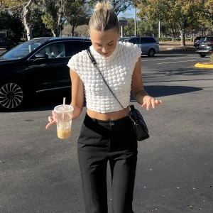 Vit topp  - Säljer toppen på bilden. Köpt i usa, kommer inte ihåg butiken. Bra skick. Storlek s