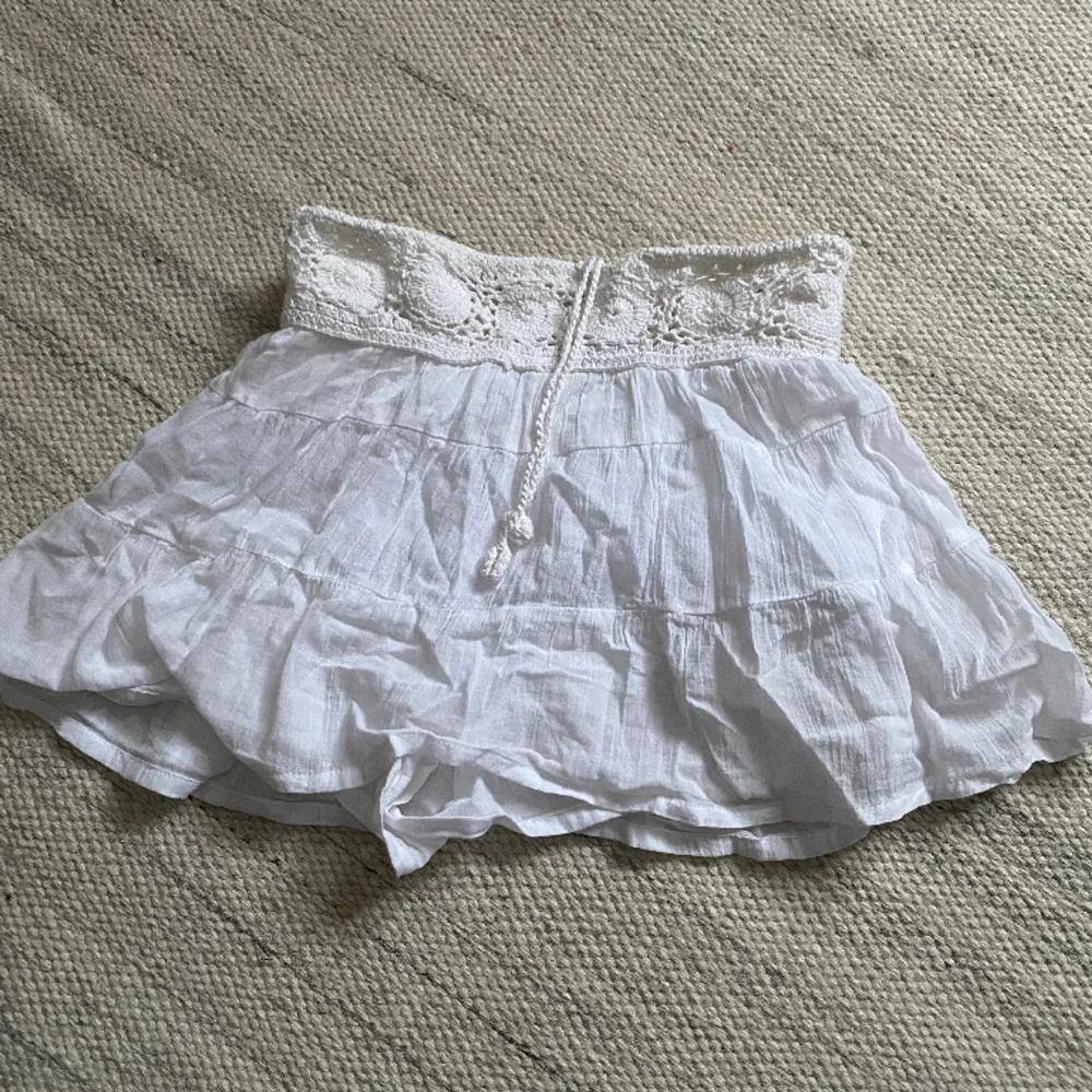 Gullig kjol till sommaren. Kjolen är i linne-liknande material och har inbyggda undershorts i samma material. Den är ifrån pull & bear. Kjolar.