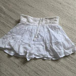 Gullig kjol till sommaren. Kjolen är i linne-liknande material och har inbyggda undershorts i samma material. Den är ifrån pull & bear