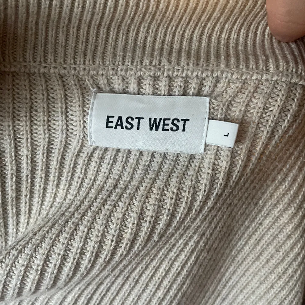 Stickad tröja eller kofta från East west köpt för 1200, passar L och M.. Stickat.