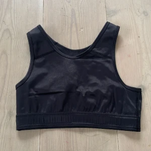 Tränings bh - Svart tränings bh från new body, knappt använd