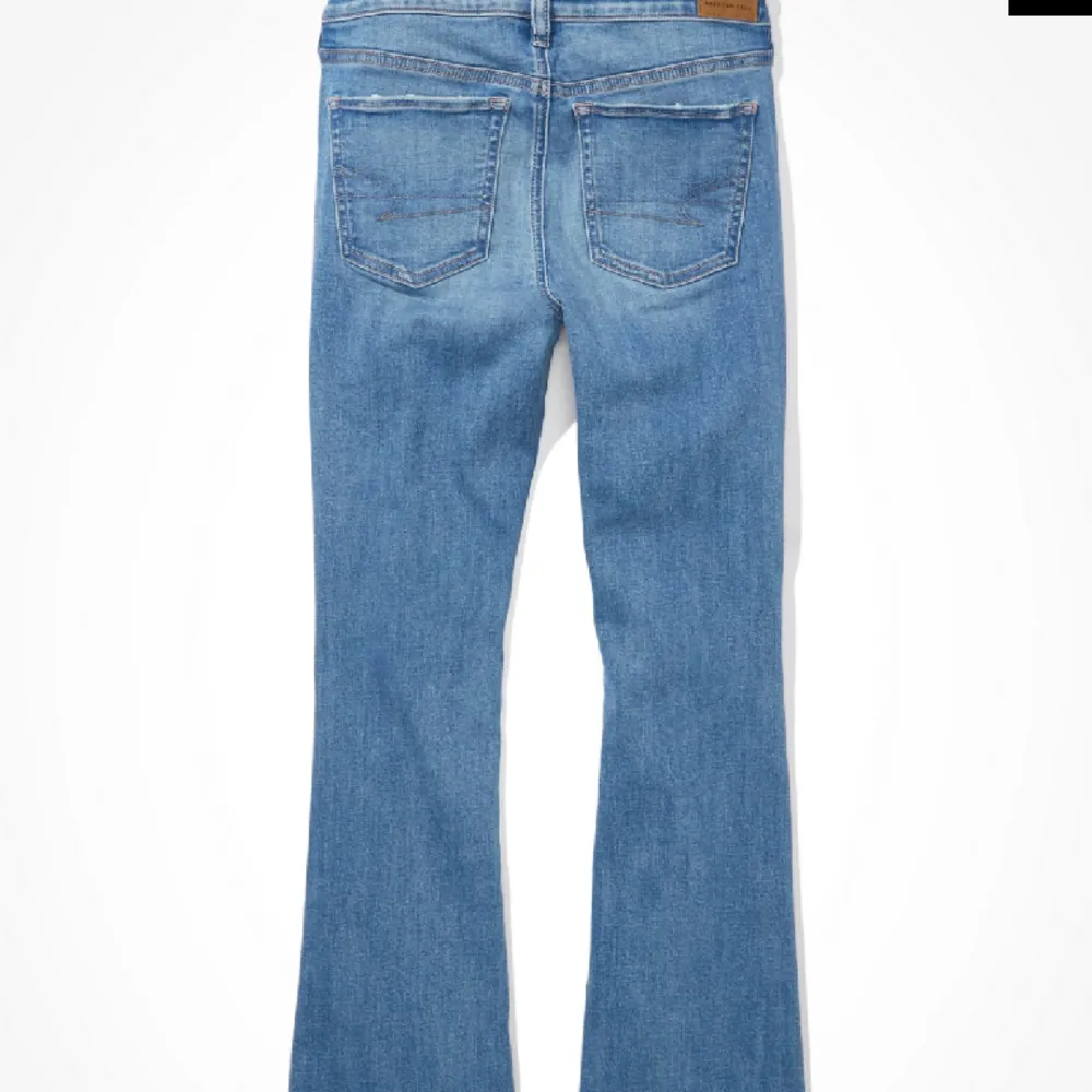 Jag sämjer ett par american eagle jeans då dem är för små för mig. Dem är i strl 32/34 och passar någon som är runt 160❤️ Dem är köpta för ungefär 700 och säljer dem för 260 då dem är i bra skick❤️. Jeans & Byxor.
