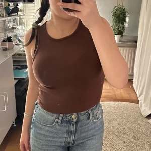 Mörkbrun topp - En snygg mörkbrun tröja från Shein, knappt använd💞