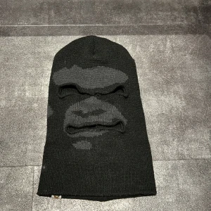 Extremt sällsynt Bape Balaclava - Bape Balaclava som jag köpte från @2kdepartment 2021. Balaclavan är i princip omöjlig att hitta på internet. Har enbart hittat en sida som har sålt masken (bortsett från där jag köpte den. Saknar kvitto men har kvar påsen från 2kdepartment.