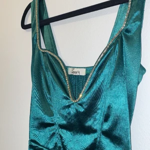 Klänning - En vacker klänning som är använd en gång har dock något märkte på magen men inget synligt. 