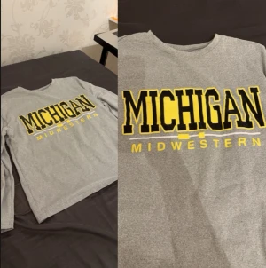 Grå oversized tröja - Oversized grå tröja med gult tryck i bra skick. Ganska tunn