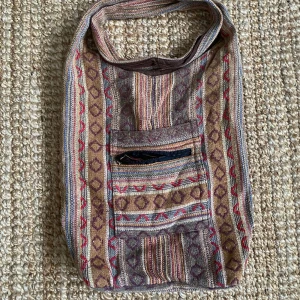 Hippie väska - Hippie väska. Trasiga dragkedjor