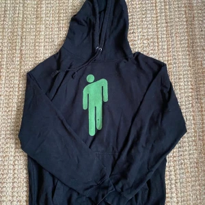 Billie Eilish hoodie - Billie Eilish hoodie från lollapalooza 2019. Limited edition. Lite sliten på framsidan. Nypris 600kr