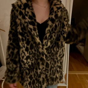 Päls jacka - Trendig päls jacka i leopard mönster! Jackan är i bra skick och är super skön och varm. Perfekt nu till vintern🐆