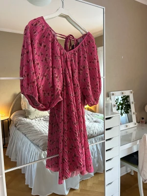 Klänning - Blommig klänning med öppen rygg från gina